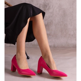 Rosa pumps på pelaren 1