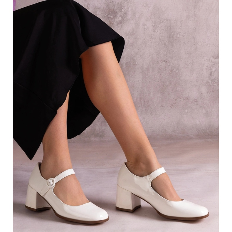 Vita lackerade pumpar med en remsa på stolpen 1