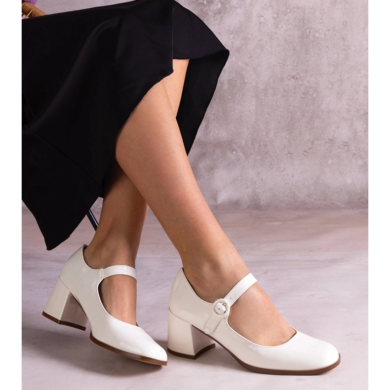 Vita lackerade pumpar med en remsa på stolpen 2