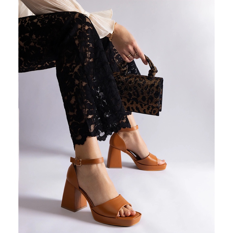 Bruna kvinnors sandaler på en massiv häl 1