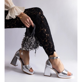 Silver kvinnors sandaler med en massiv metallhäl silver- 1