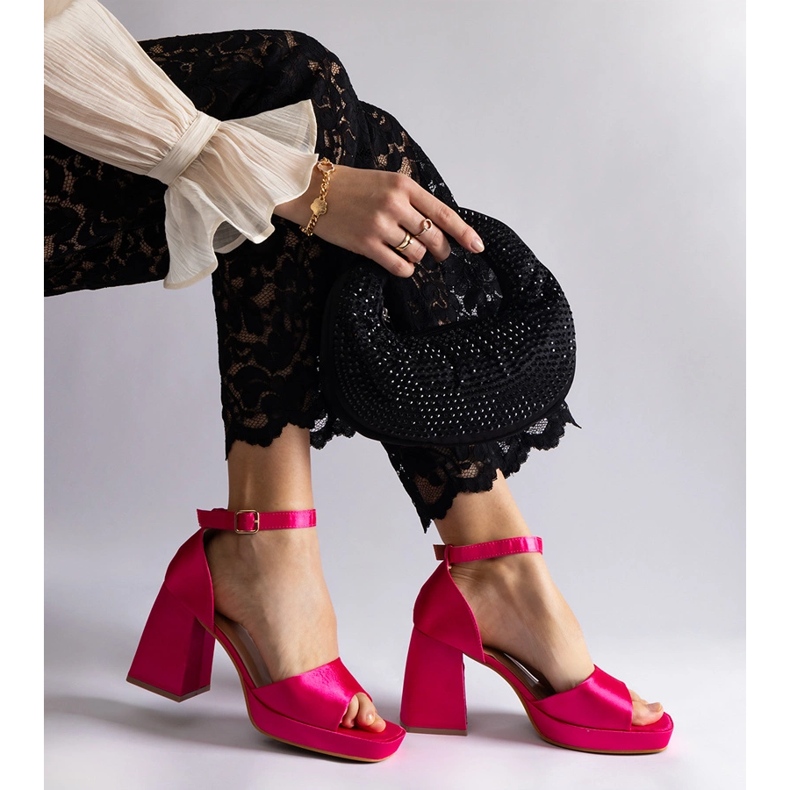 Rosa satinsandaler med en massiv häl 2