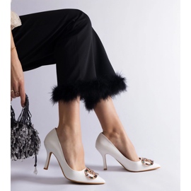 Vita höga klackar dekorerade med färgglada zirkoner 1