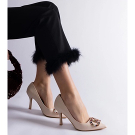 Beige höga klackar dekorerade med färgglada zirkoner 2