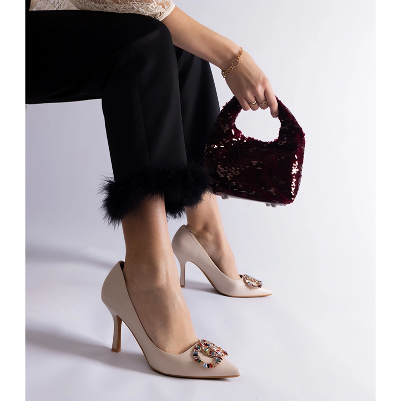 Beige höga klackar dekorerade med färgglada zirkoner 1