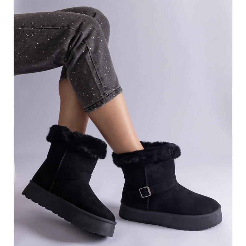 Inna Svarta isolerade snökängor dekorerade med päls 2