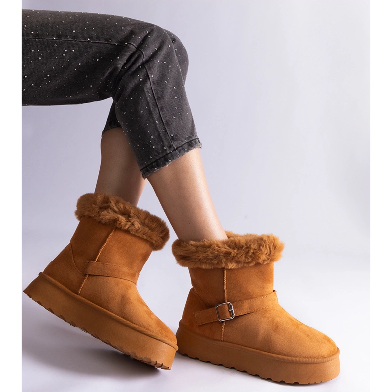 Bruna isolerade snöstövlar dekorerade med päls 2
