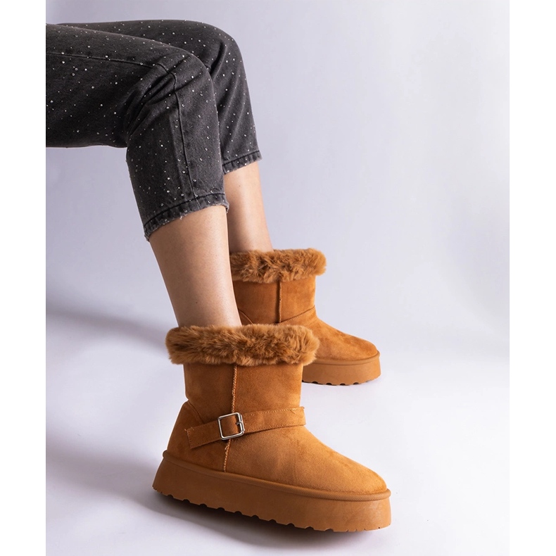 Bruna isolerade snöstövlar dekorerade med päls 1