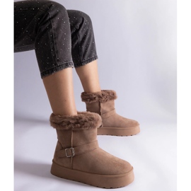 Bruna isolerade snöstövlar dekorerade med päls 1