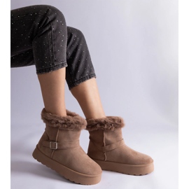 Bruna isolerade snöstövlar dekorerade med päls 2