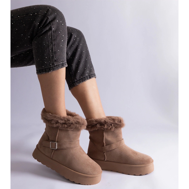 Bruna isolerade snöstövlar dekorerade med päls 2