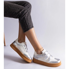 Silver sneakers fäst med kardborrband 2