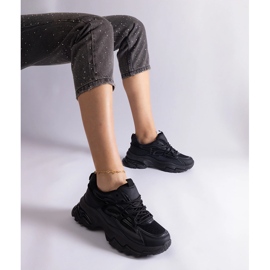 Svarta sportsneakers på en massiv sula 1