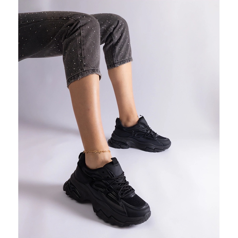 Svarta sportsneakers på en massiv sula 1