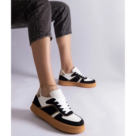 Svarta sneakers snörda på plattformen 1