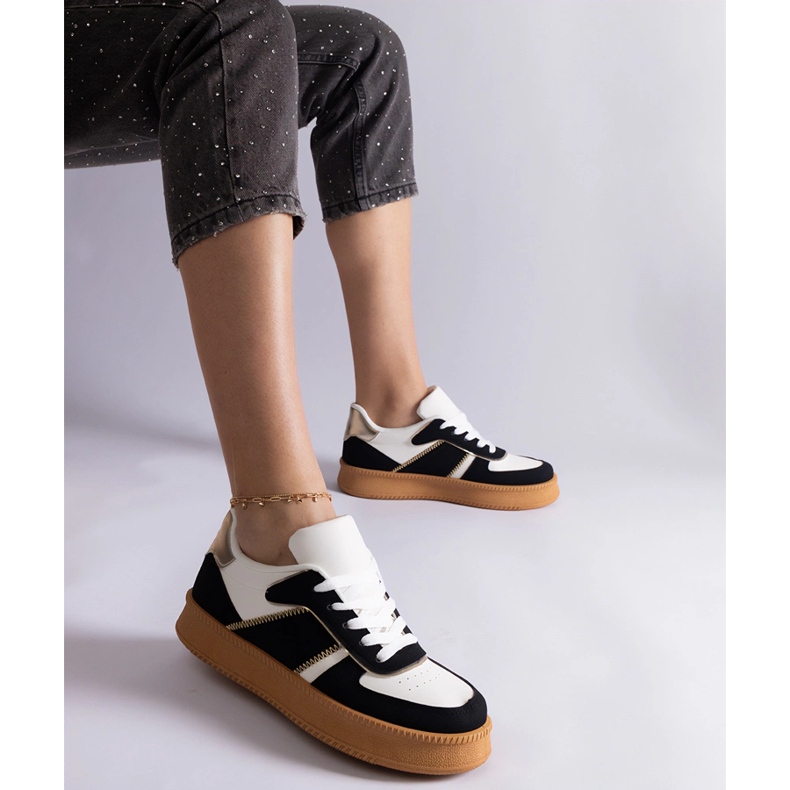 Svarta sneakers snörda på plattformen 1