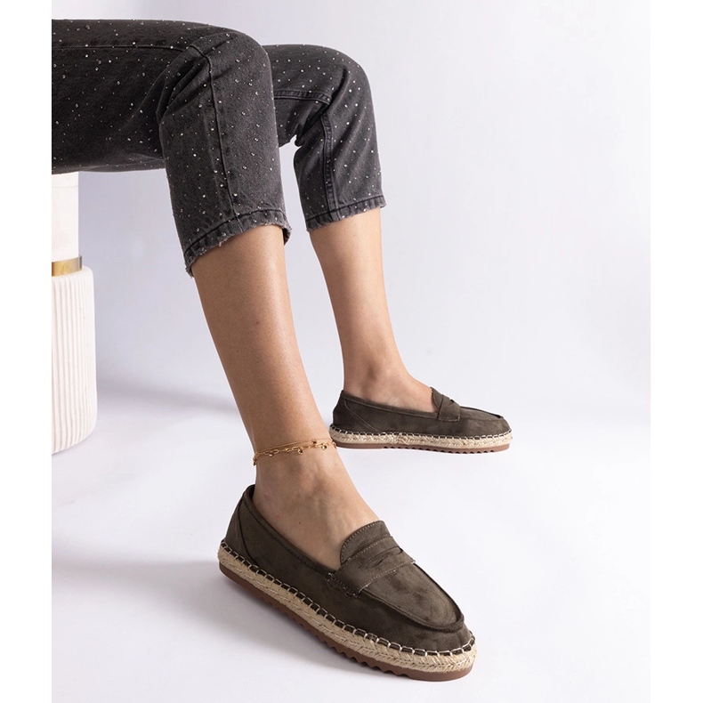 Grön glidande espadrilles på plattformen 1