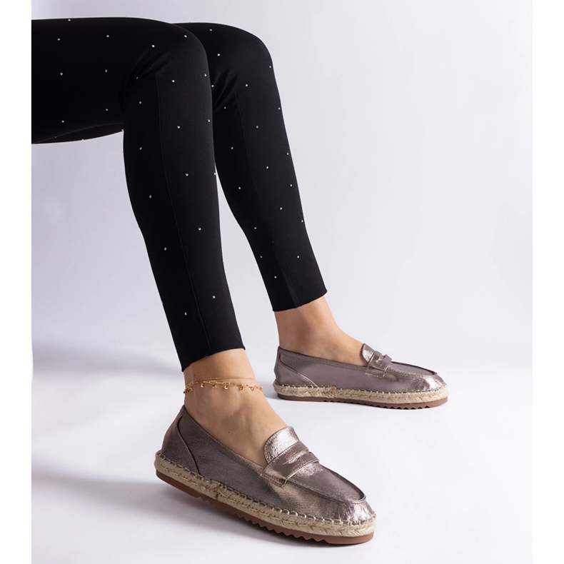 Brun glidande espadrilles på plattformen 1