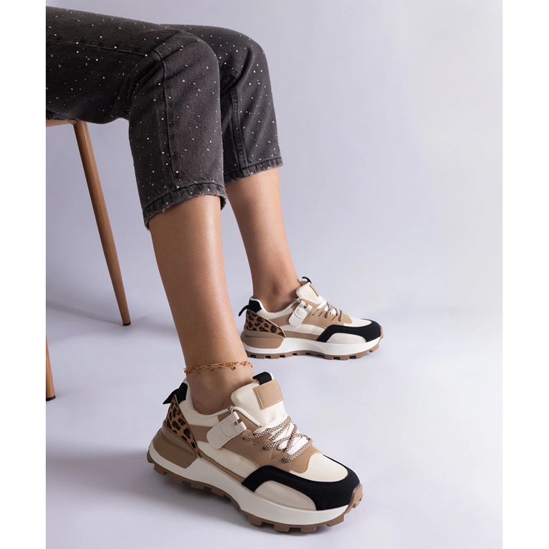 Beige sneakers dekorerade med ett djurmotiv 1