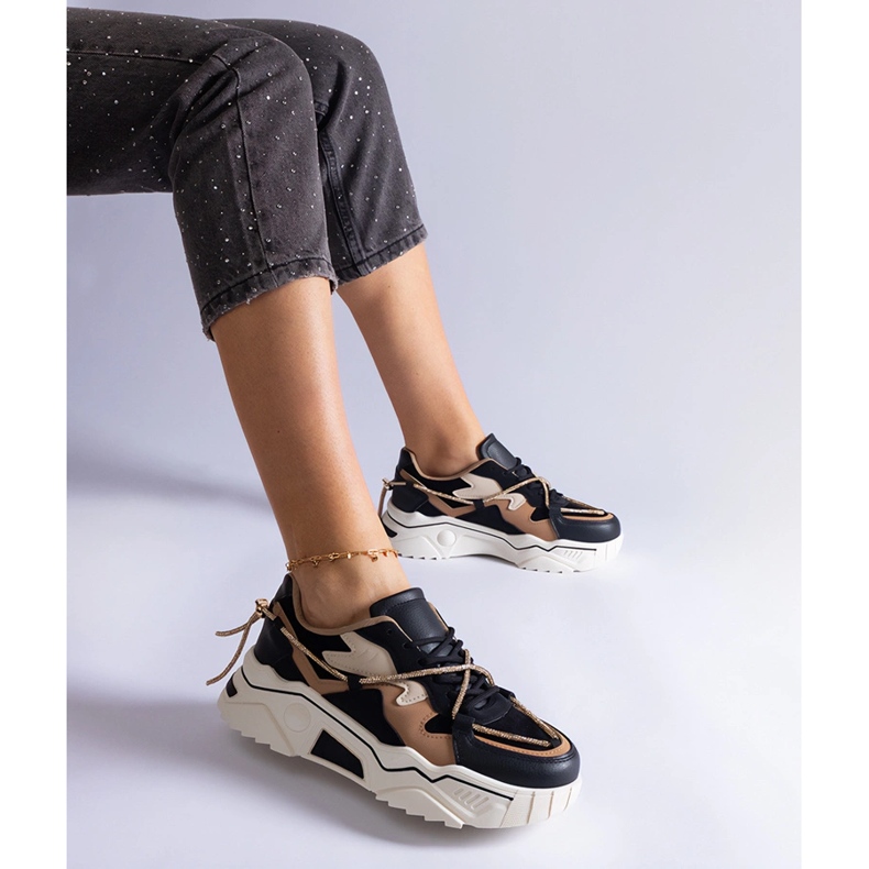 Svarta sneakers dekorerade med ett zirkonsnöre 1