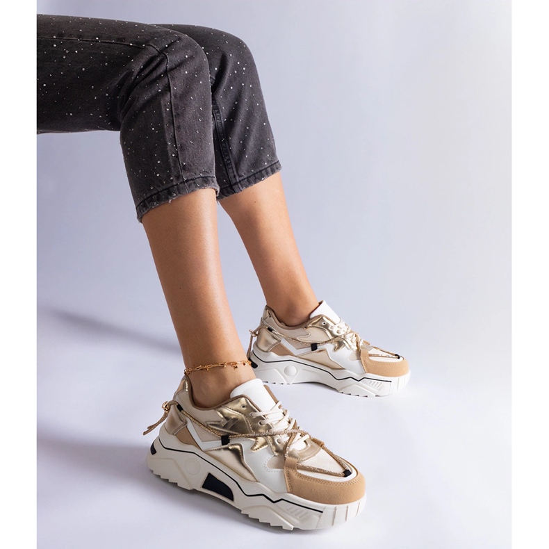 Beige sneakers dekorerade med ett zirkonsnöre 1
