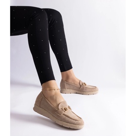 Beige kvinnors mockasiner med Eco Suede med en kedja 1