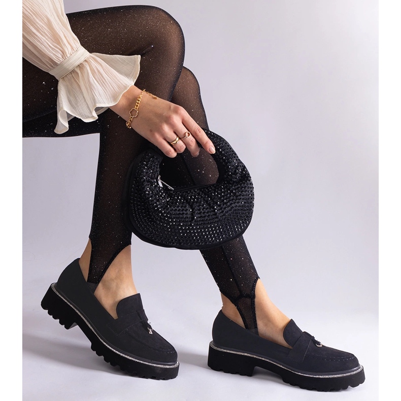 Svarta mockasiner av mocka hud med en prydnad 1