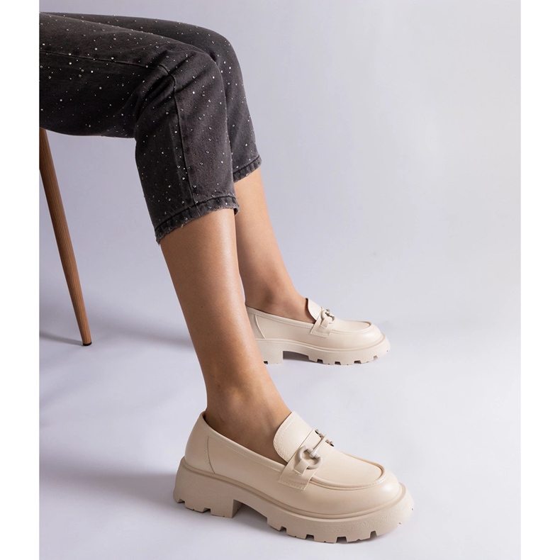 Beige eko-lädermockasiner med gulddekor 2