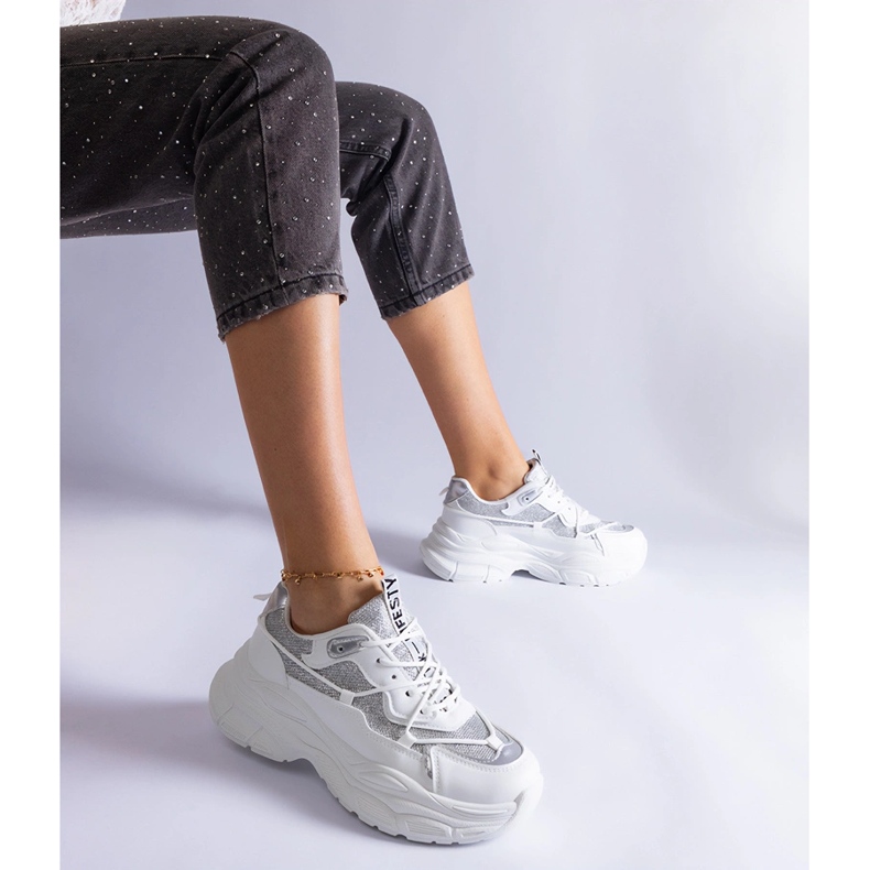 Vita sneakers med glitterinlägg 1