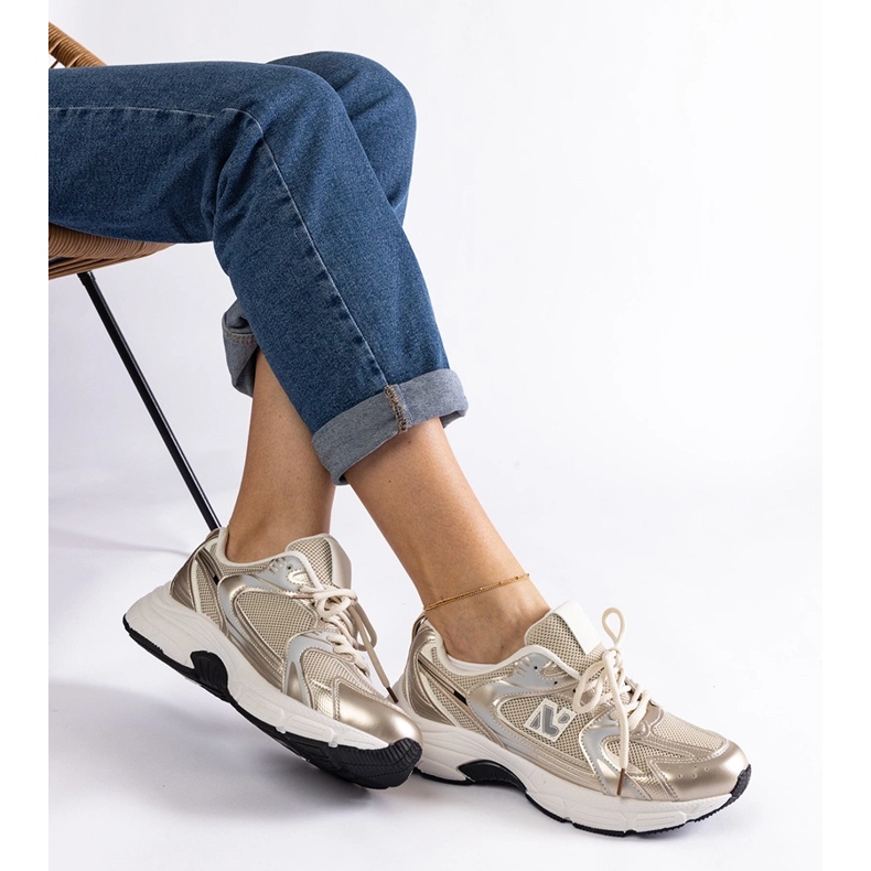 Klassiska sportsneakers i guld gyllene 2