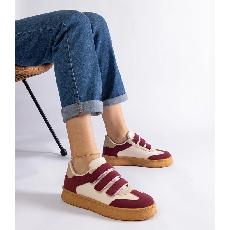 Vinröda sneakers med kardborreknäppning 1