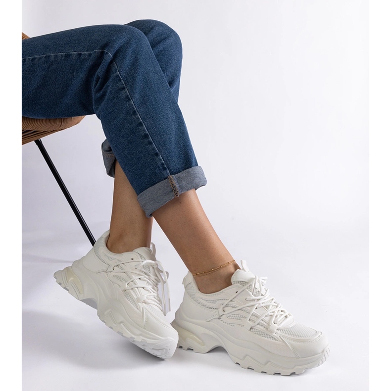 Vita sportsneakers med massiv sula 2