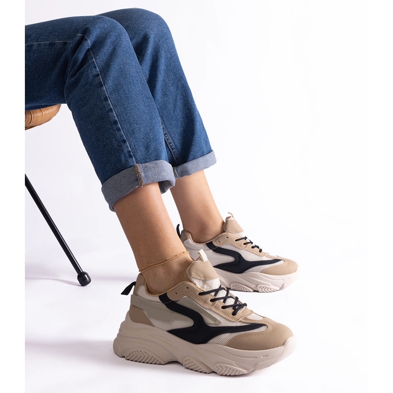Beige och svarta damsneakers 1