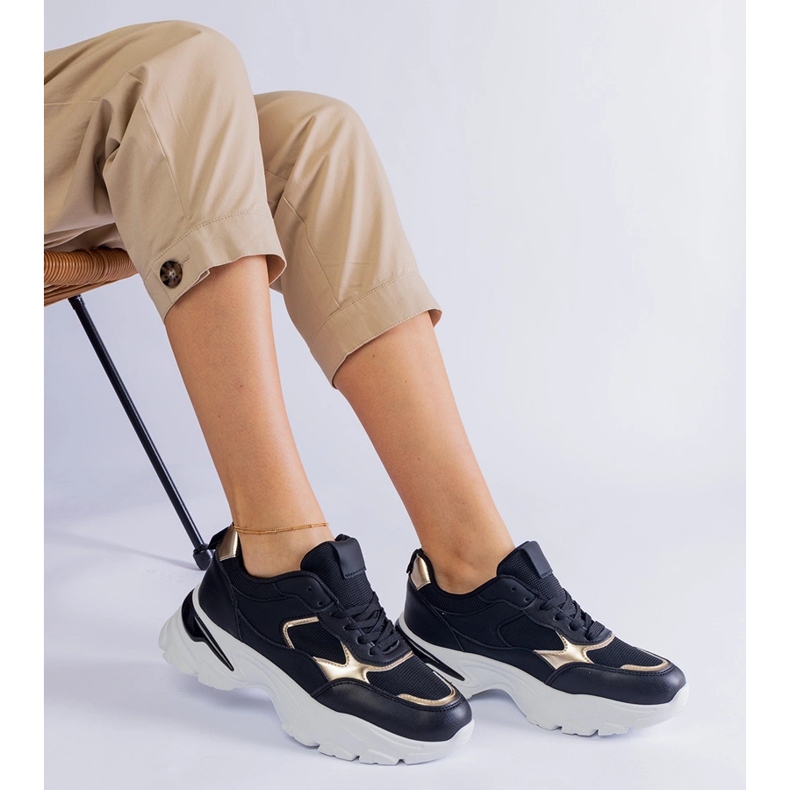 Svarta sneakers på en massiv sula 2