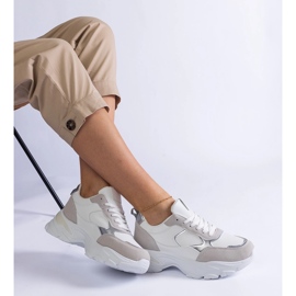 Vita sneakers på en massiv sula 1