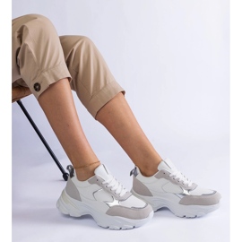 Vita sneakers på en massiv sula 2