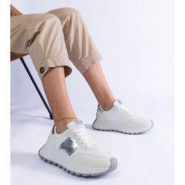 Vita sneakers på plattformen 1