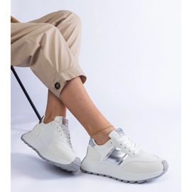 Vita sneakers på plattformen 2