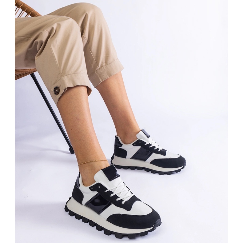 Svarta sneakers med ett synligt skydd 1