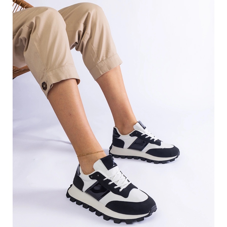 Svarta sneakers med ett synligt skydd 2