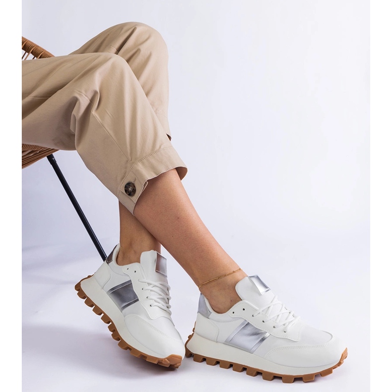 Vita sneakers med synligt skydd 2