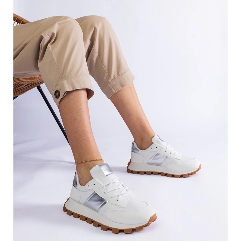 Vita sneakers med synligt skydd 1