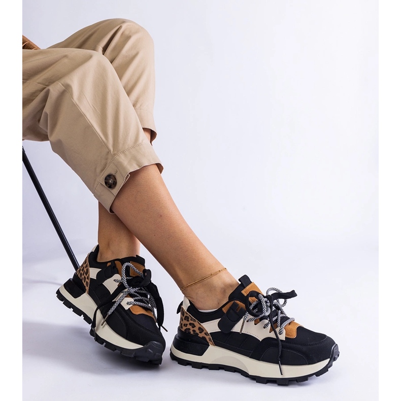 Svarta sneakers dekorerade med ett djurmotiv 1