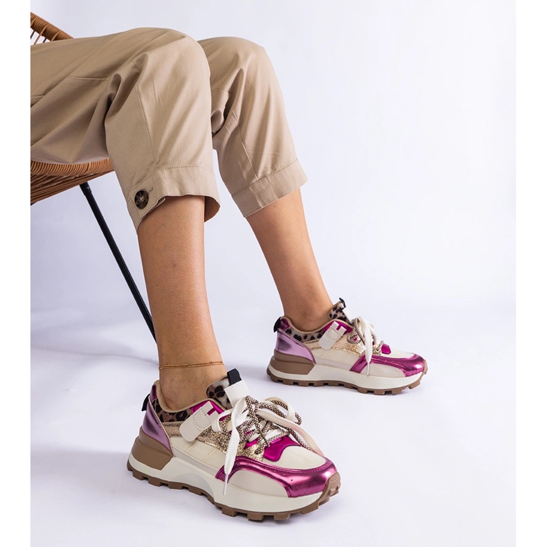 Rosa sneakers dekorerade med ett djurmotiv 1