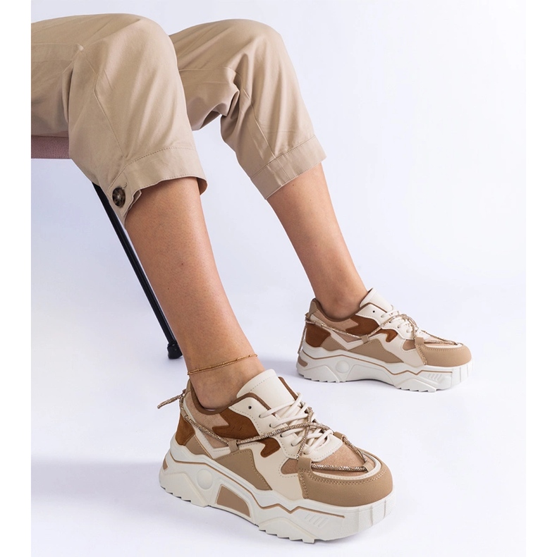 Bruna sneakers dekorerade med en zirkonsträng beige 1