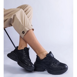 Svarta sneakers på en massiv sula 1