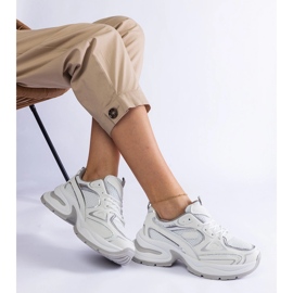 Vita sneakers på en massiv sula 1