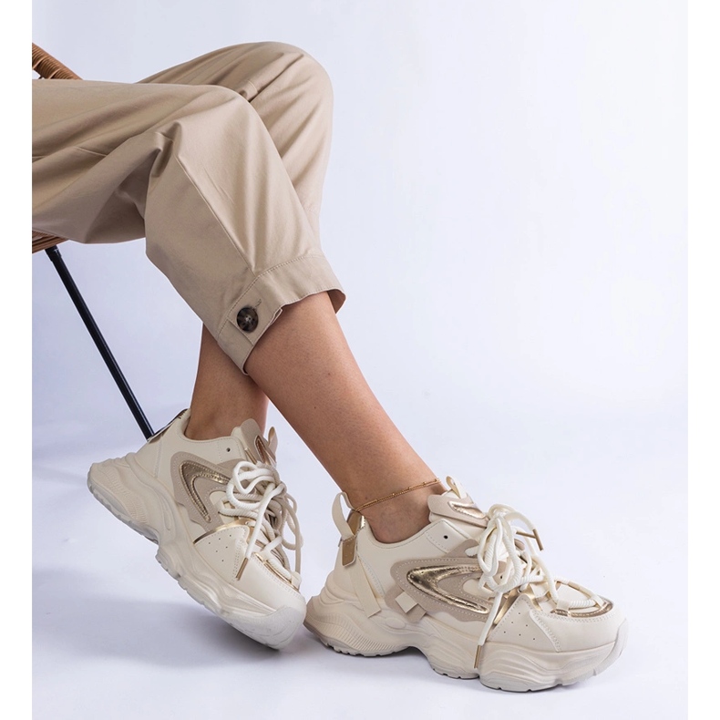 Beige kvinnors sportsneakers på en massiv sula 1