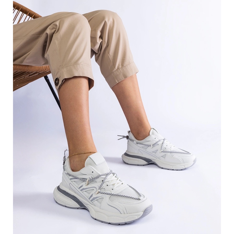 Vita damsneakers med massiv sula 1