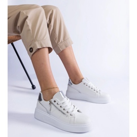 Vita damsportsneakers 1